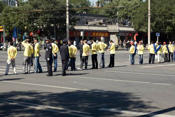 Volontaires et policiers interdisent le centre de Pékin